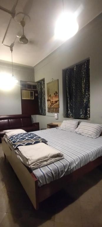 Postel nebo postele na pokoji v ubytování Madhav Bhavan Guest House