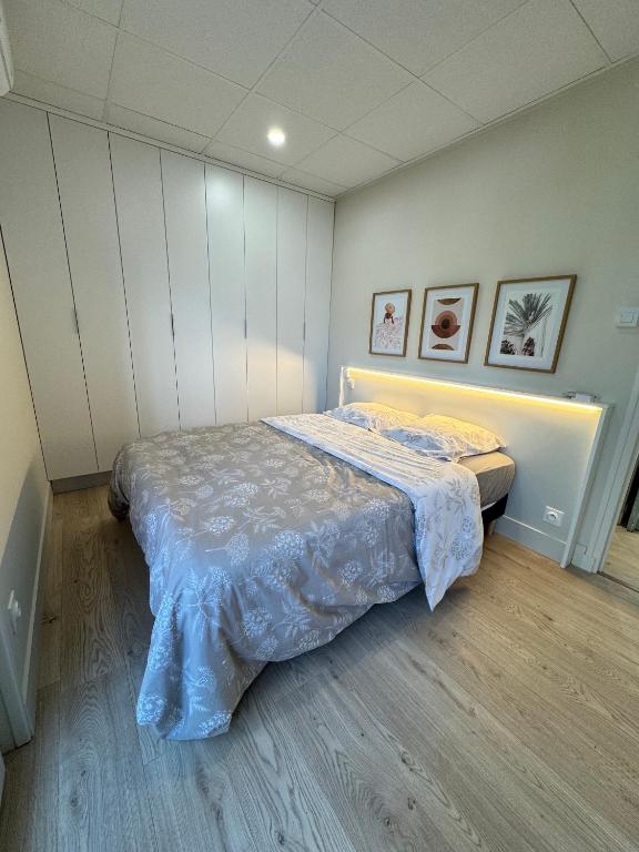 une chambre avec un lit avec une couette bleue dans l'établissement Appartement situé à 200m de la mer, à Canet