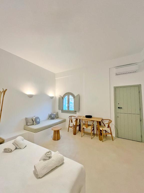 Postel nebo postele na pokoji v ubytování Ios Alcyon Blue Suites