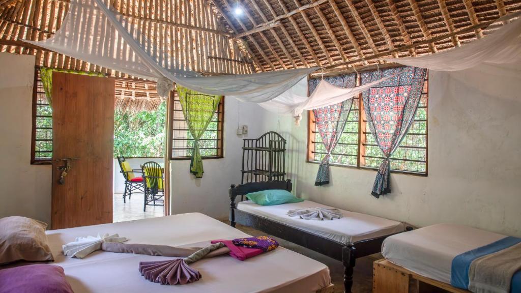 Postel nebo postele na pokoji v ubytování Stilts Diani Beach