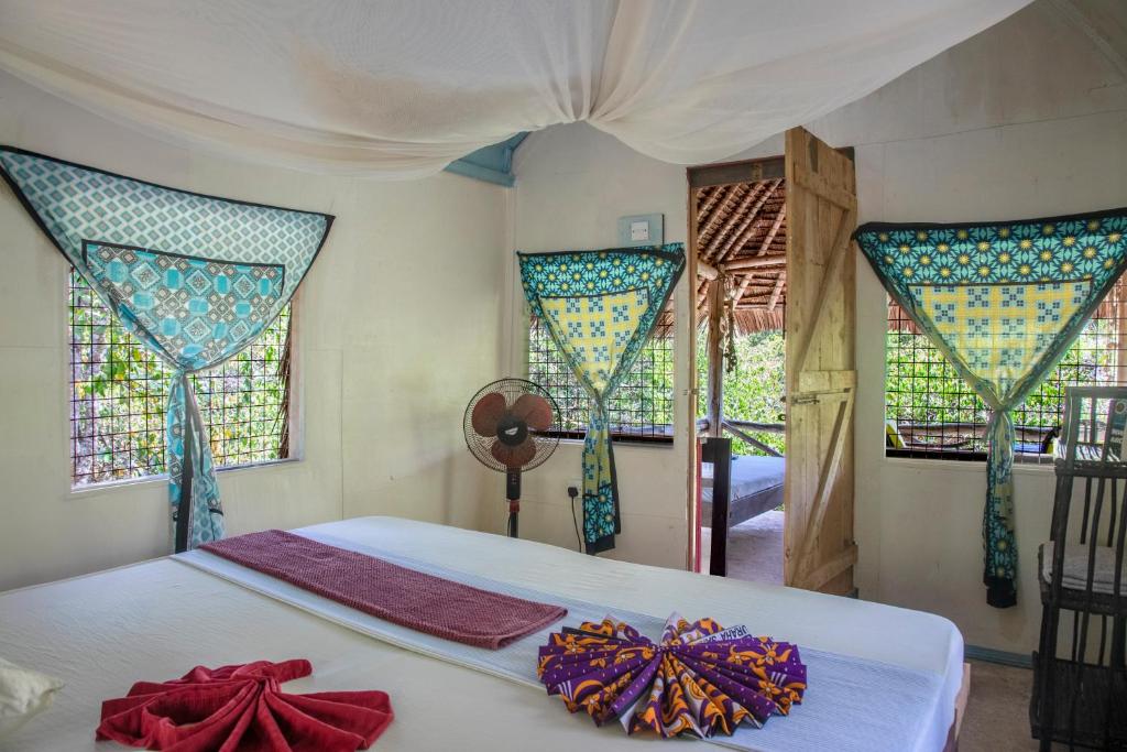 Postel nebo postele na pokoji v ubytování Stilts Diani Beach