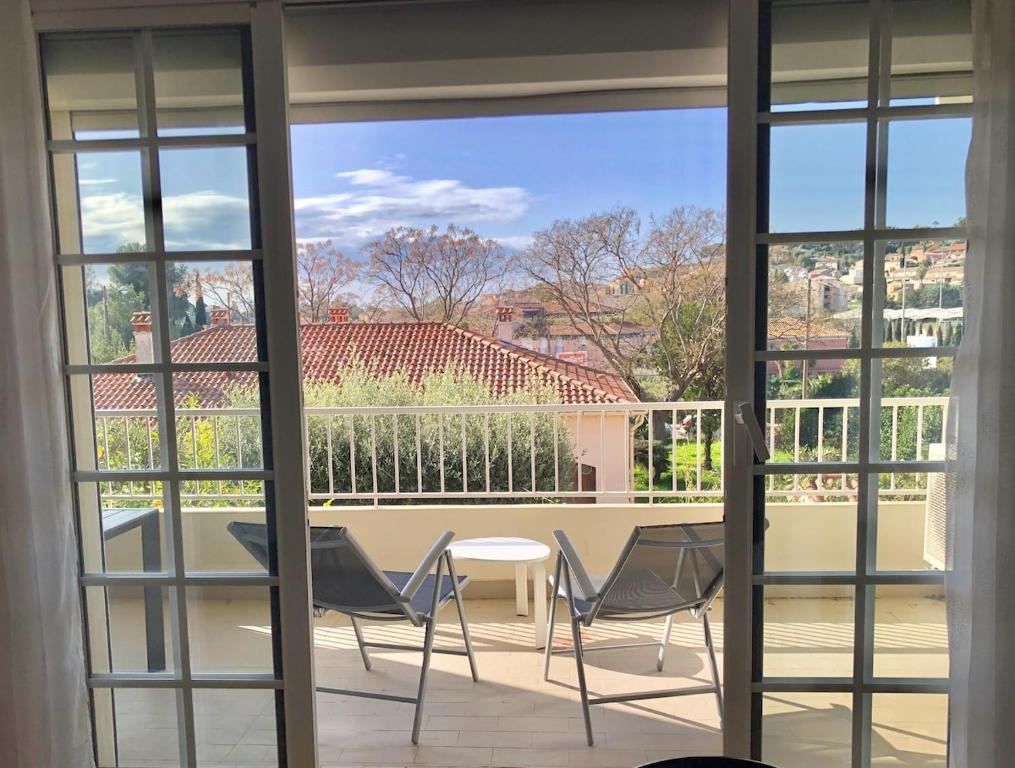 Photo de la galerie de l'établissement Charmant appartement climatisé proche des plages, à Carqueiranne