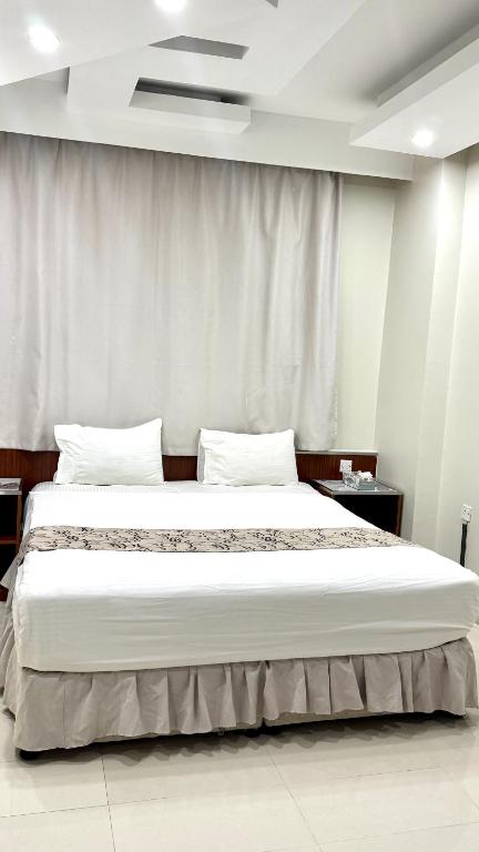 Postel nebo postele na pokoji v ubytování Collection O Muscat Airport Hotel Apartments