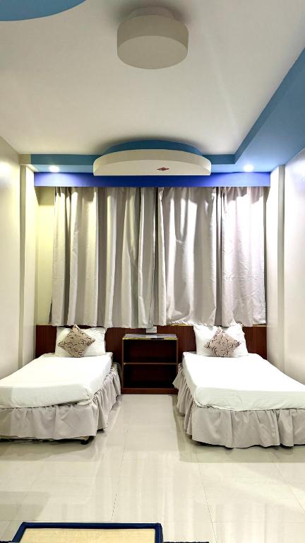 Postel nebo postele na pokoji v ubytování Collection O Muscat Airport Hotel Apartments