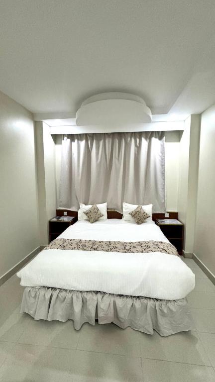 Postel nebo postele na pokoji v ubytování Collection O Muscat Airport Hotel Apartments