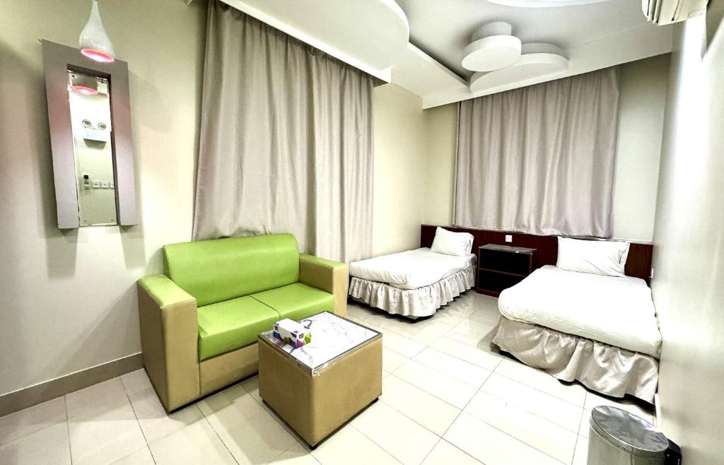 Postel nebo postele na pokoji v ubytování Collection O Muscat Airport Hotel Apartments