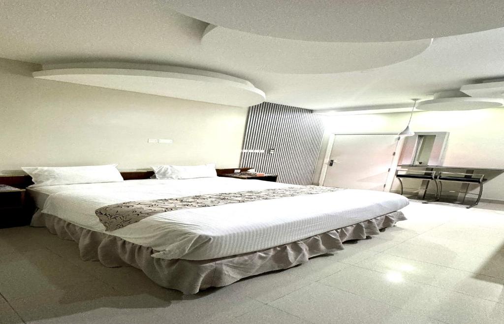 Postel nebo postele na pokoji v ubytování Collection O Muscat Airport Hotel Apartments