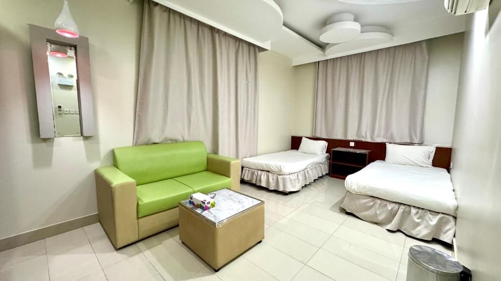 Postel nebo postele na pokoji v ubytování Collection O Muscat Airport Hotel Apartments