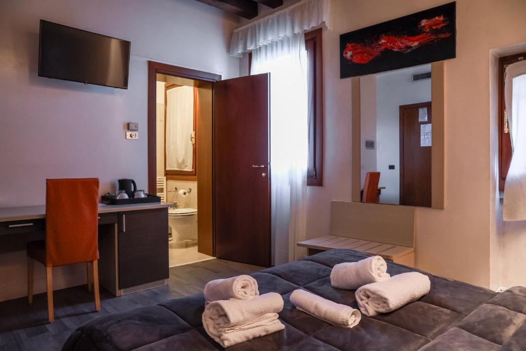 A bed or beds in a room at Hotel Villa Sara
