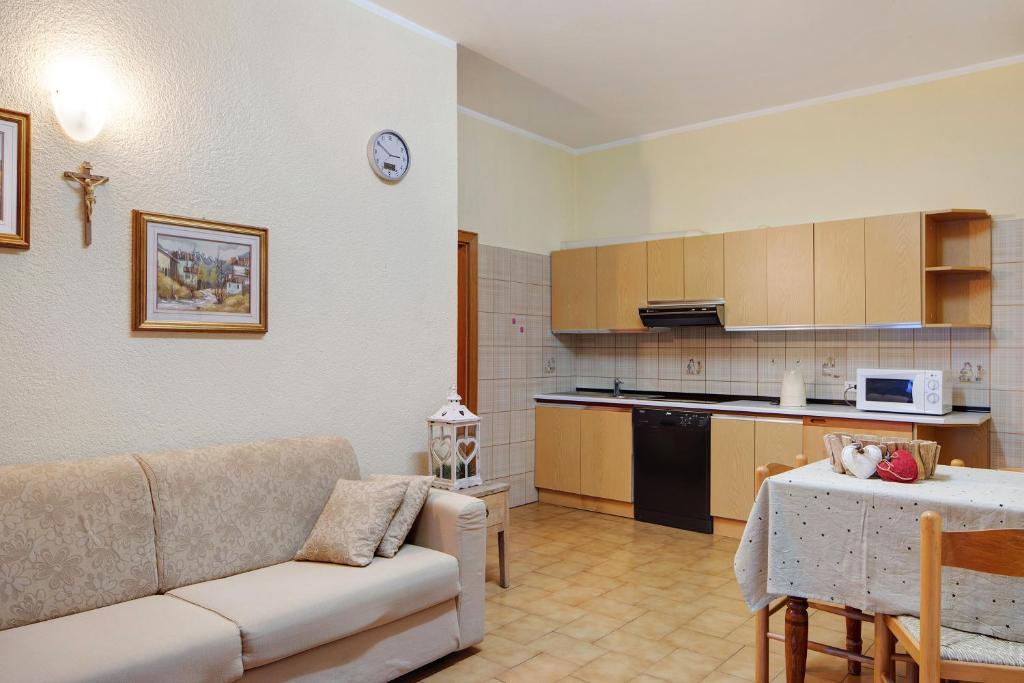 A kitchen or kitchenette at Baita Franz 2 Livigno