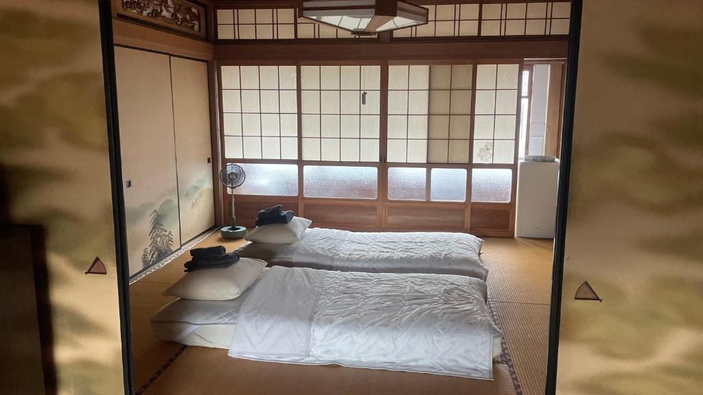Postel nebo postele na pokoji v ubytování Nunome ya - Private 2nd-floor in a local house in Japanese Alps - 3 bedrooms, 1 living room, 1 private toilet, shared kitchen and bathroom