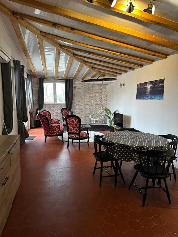 un salon avec une table et des chaises dans l'établissement Appartement 2 chambres, à Baix