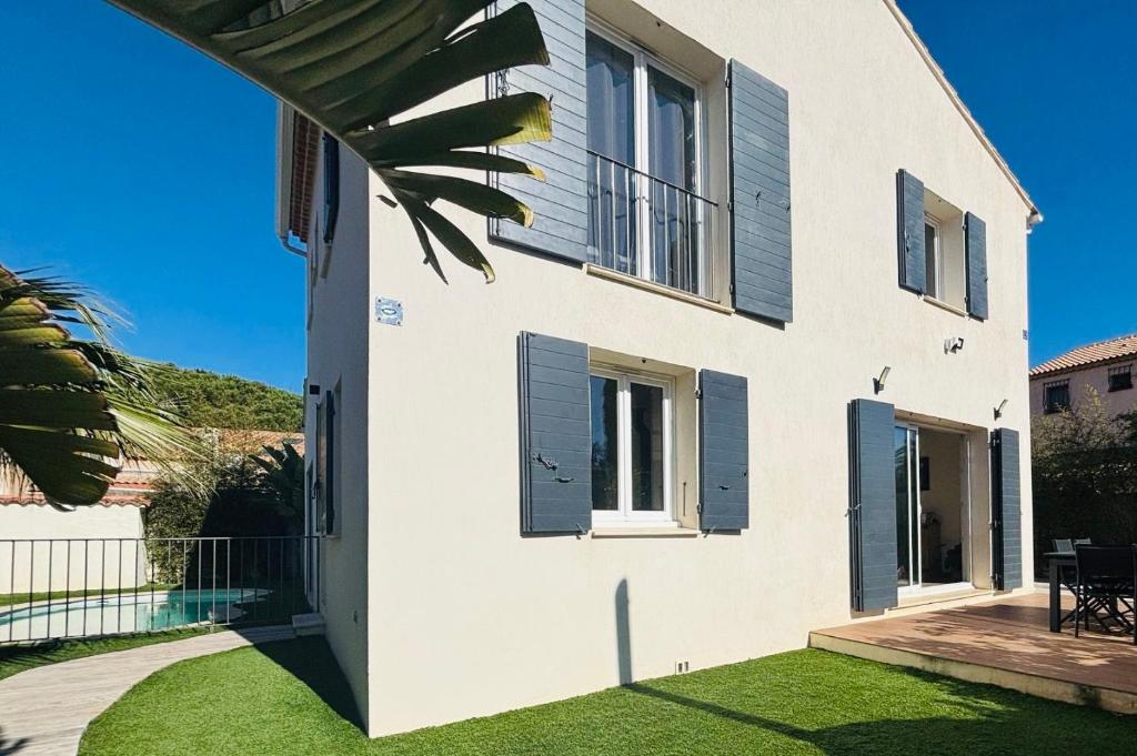 Maison blanche avec volets bleus dans l'établissement Maison moderne avec piscine, à Sanary-sur-Mer