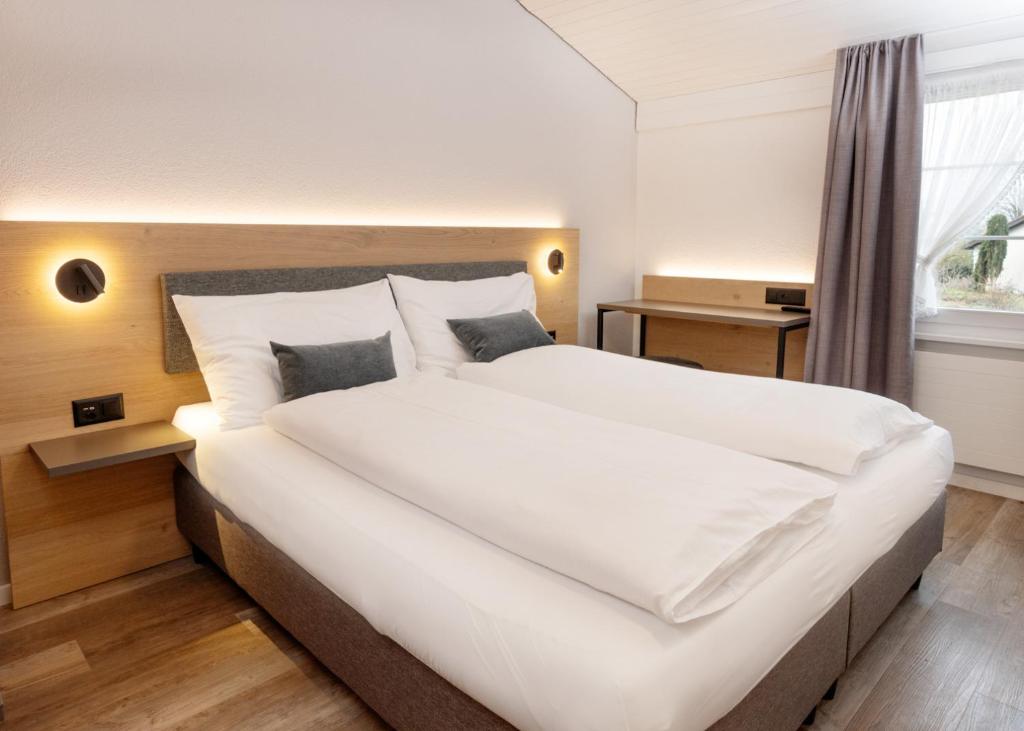 Postel nebo postele na pokoji v ubytování Hotel Restaurant Kreuz