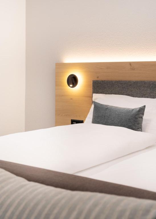Postel nebo postele na pokoji v ubytování Hotel Restaurant Kreuz