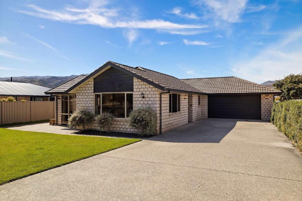 ein Backsteinhaus mit Garage in der Unterkunft Perfect Cromwell Family Getaway in Cromwell