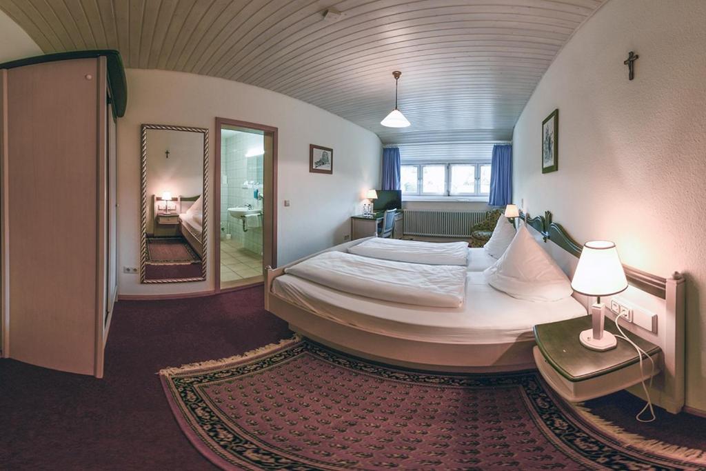 Postel nebo postele na pokoji v ubytování Hotel Hirschen