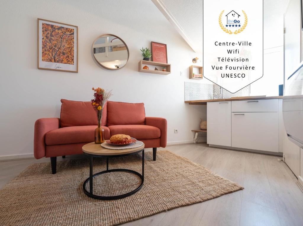 un salon avec un canapé rouge et une table dans l'établissement BnGo I L'Élégant I Duplex Croix-Rousse vue sur Fourvière, 2 personnes, Cosy et moderne, à Lyon