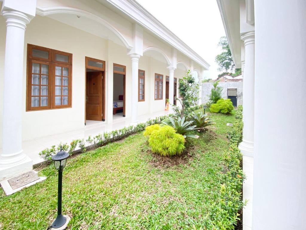 Zahrada ubytování Raden Mansion Jember Urbanview