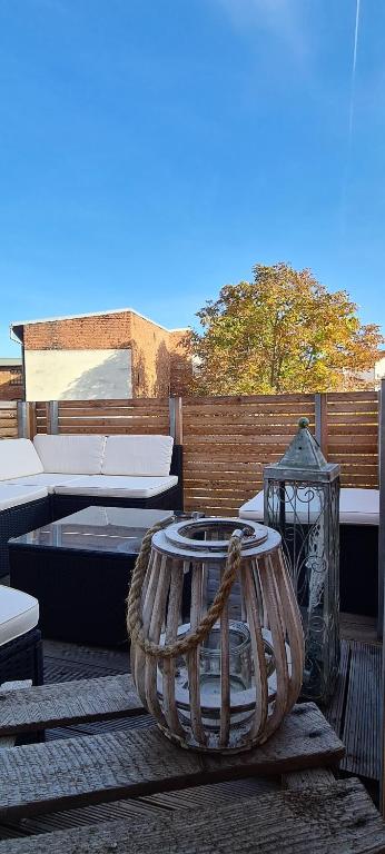 eine Terrasse mit einem Tisch und einer Vase auf einem Tisch in der Unterkunft Brücke26 Stadthaus mit Dachterrasse in Mühlhausen