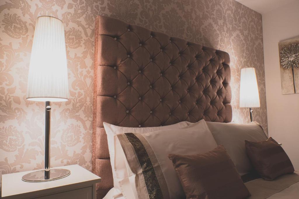 Postel nebo postele na pokoji v ubytování Discovery Suite – Simple2let Serviced Apartments