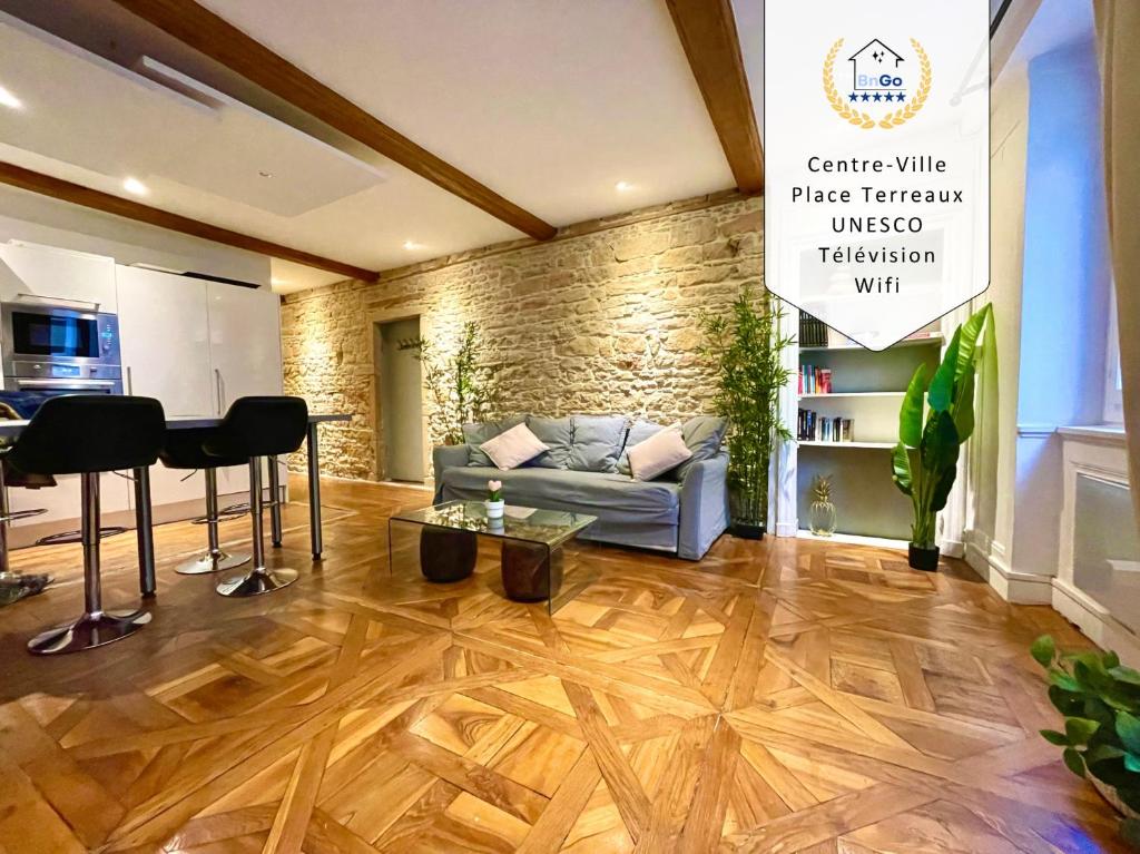 un salon avec un canapé et une table dans l'établissement BnGo I Luxe & Confort I Lyon centre, 4 personnes, toilette séparé, Place des terreaux, à Lyon