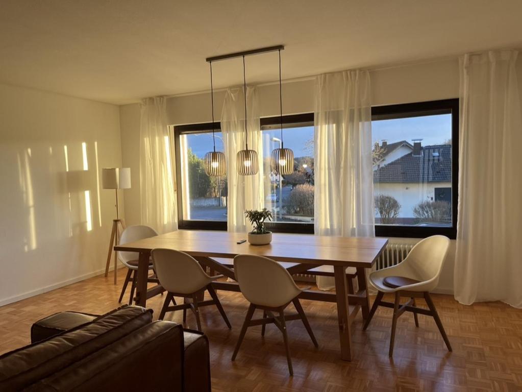 a living room with a table and chairs and a couch at Ferienwohnung nähe Montabaur A3 in Großholbach