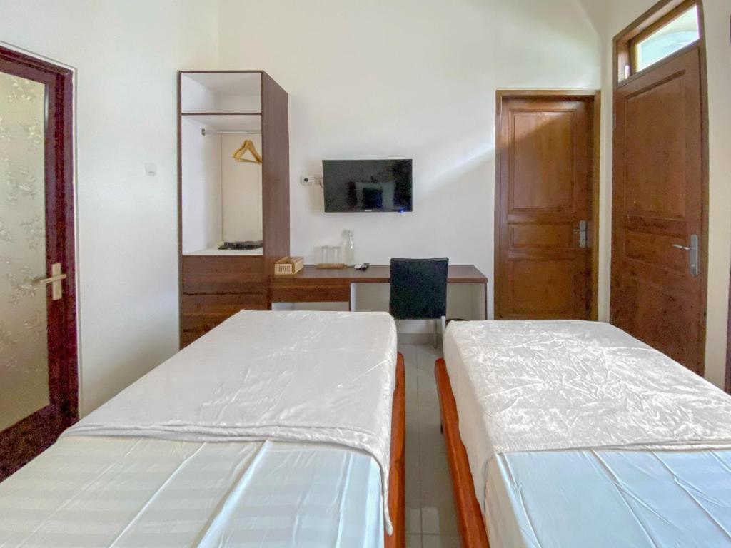 Postel nebo postele na pokoji v ubytování Raden Mansion Jember Urbanview