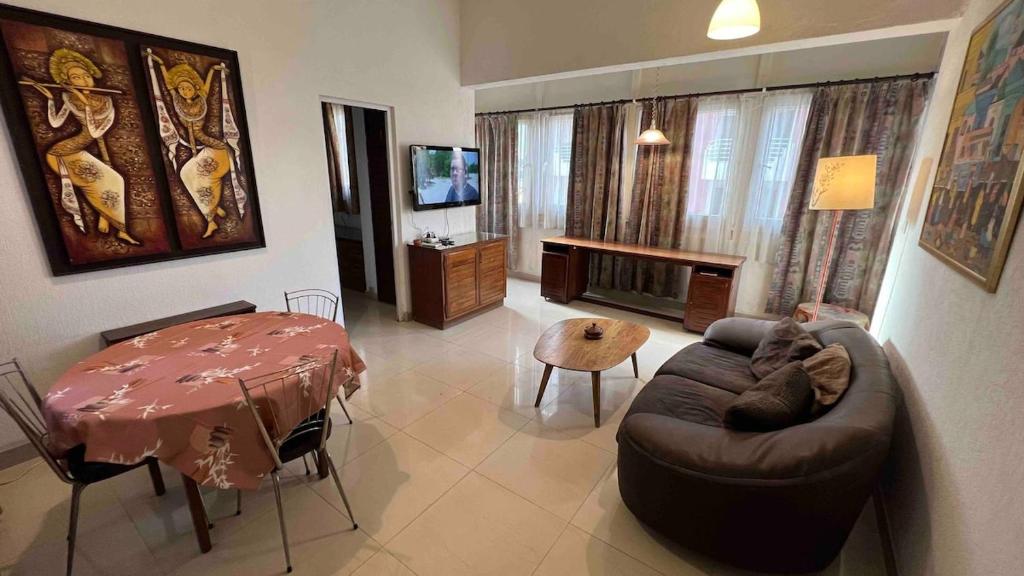 a living room with a couch and a table at Petit appartement vintage in Dakar