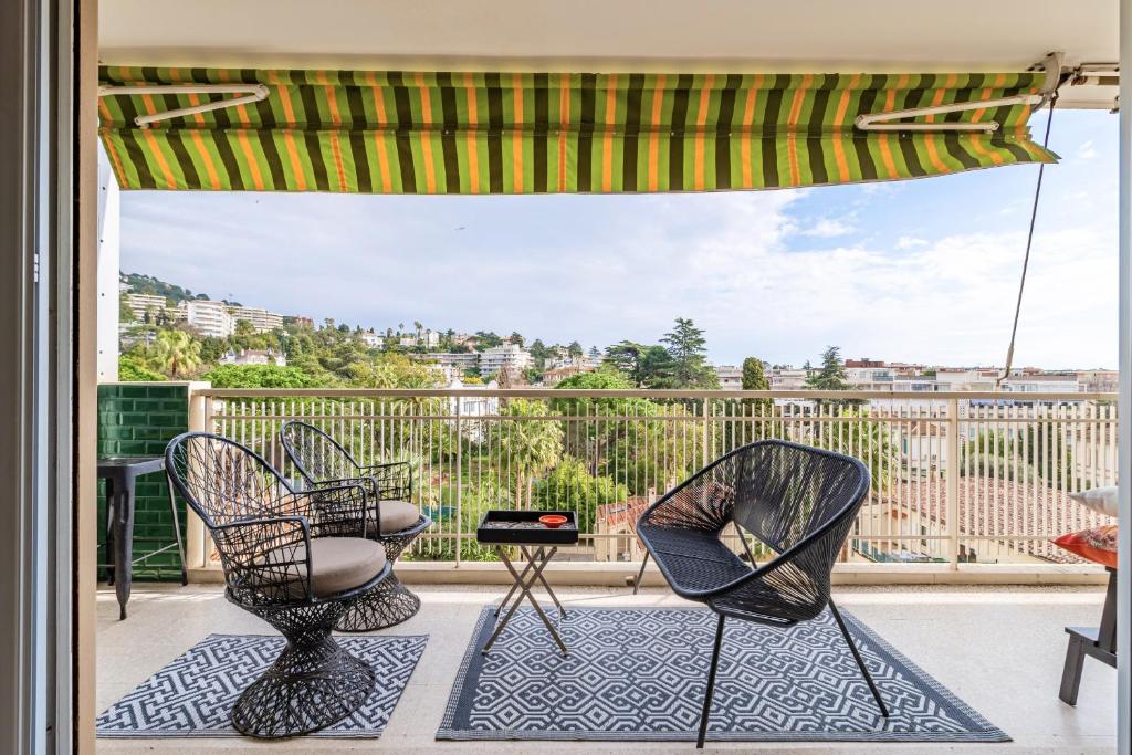 - deux chaises sur un balcon avec vue dans l'établissement Solange By Terrys Homes, à Cannes
