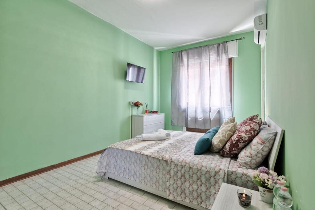a bedroom with a bed in a room with green walls at Venice Miramare Residence 1 in Zelo