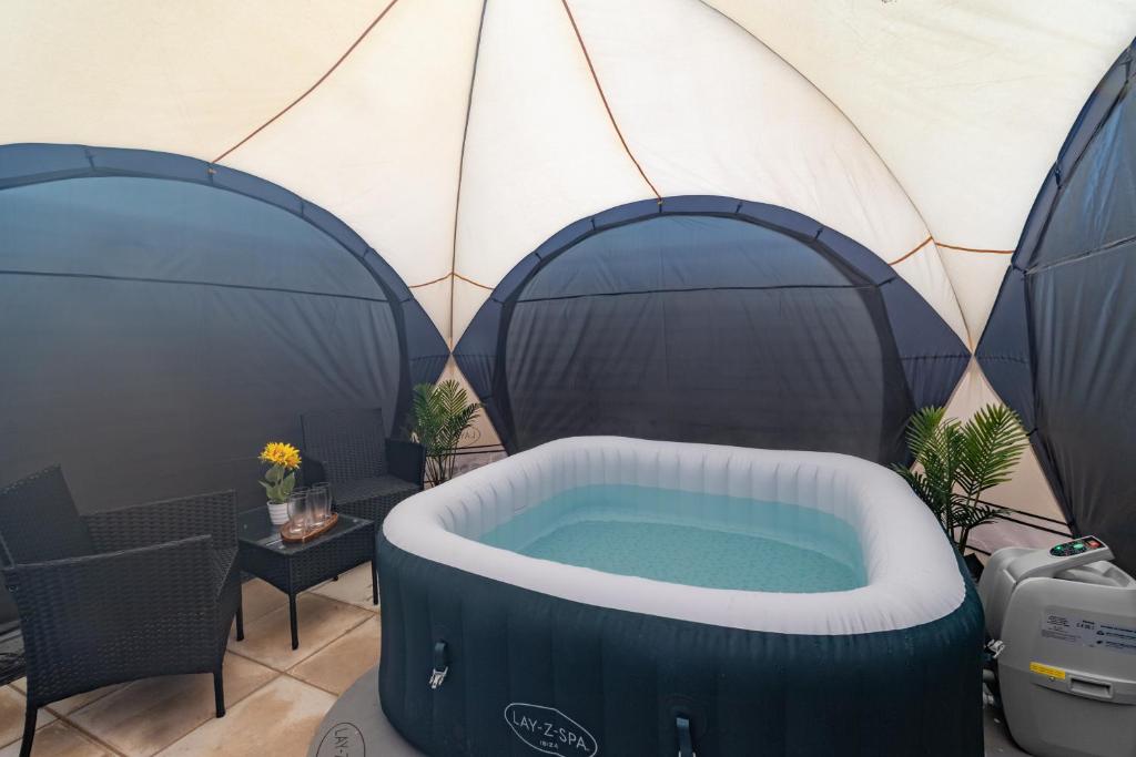 Ảnh trong thư viện ảnh của Open Mind Property - HotTub,7 Beds & Free Parking ở Portsmouth
