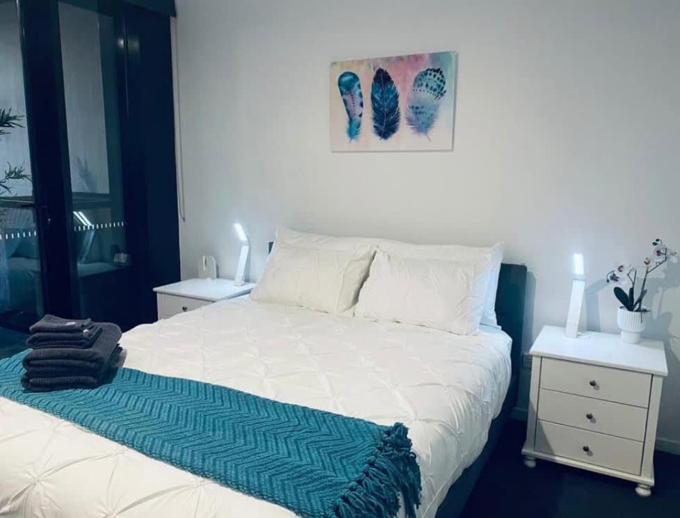 Ένα ή περισσότερα κρεβάτια σε δωμάτιο στο 1BR-1BR-1Car-Sleeps 4-Pool-CBD