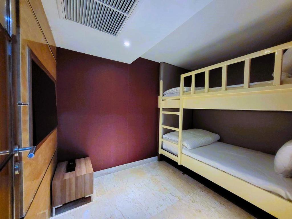 
Family King Suite with One King Bed and One Bunk Bed - City View/Non-Smoking
