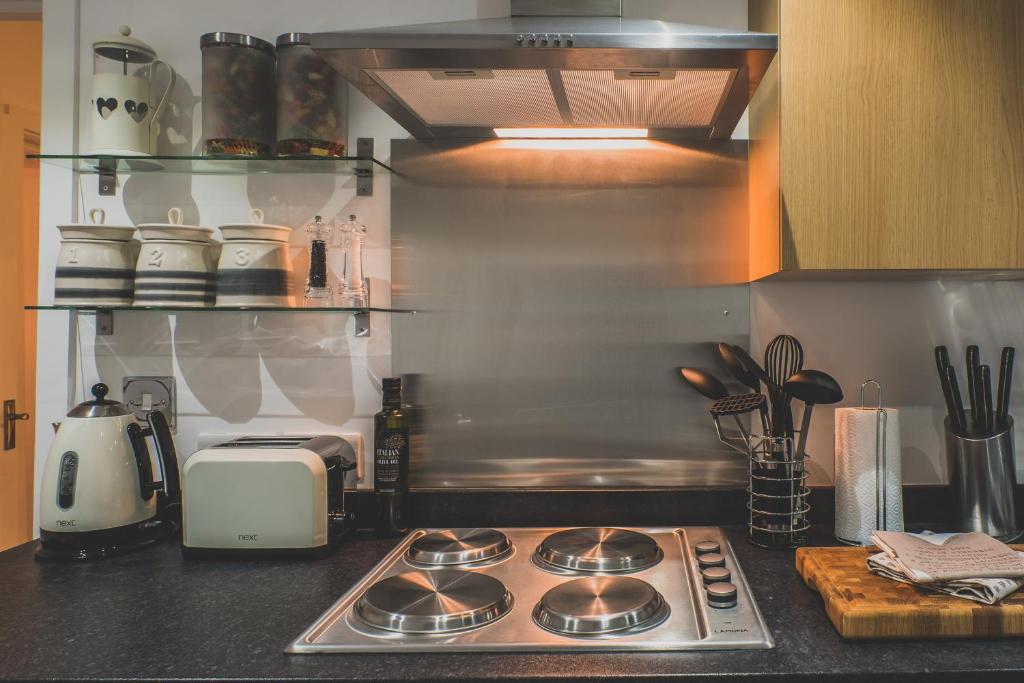 Kuchyň nebo kuchyňský kout v ubytování Discovery Suite – Simple2let Serviced Apartments