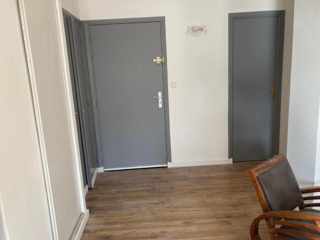 une pièce vide avec deux portes et une chaise dans l'établissement Propriano centre, à Propriano