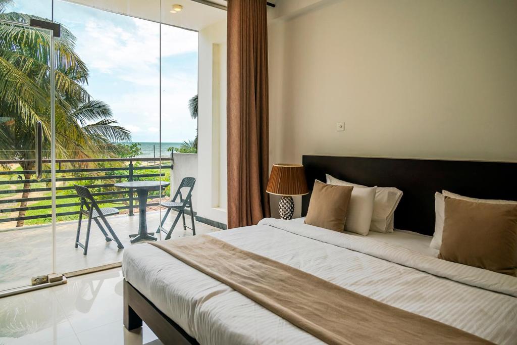Postel nebo postele na pokoji v ubytování Beverly Beach Negombo