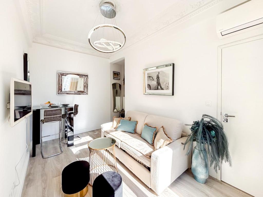 un salon blanc avec un canapé et une table dans l'établissement #12 1BDR Joffre, Central 5min from Old Town AC & WIFI, à Nice