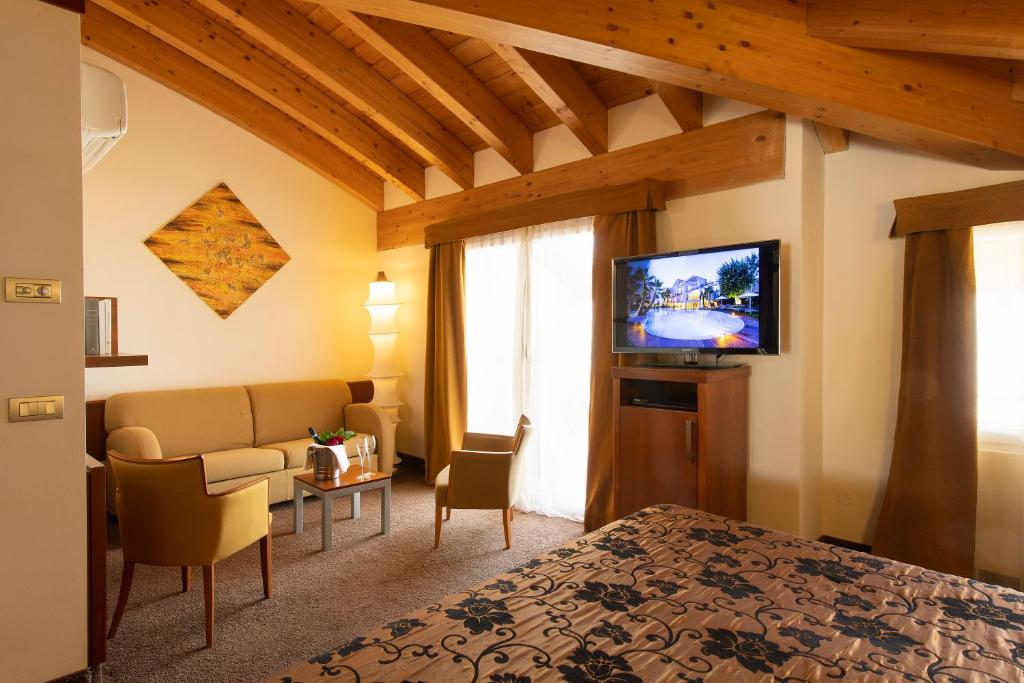 Telewizja i/lub zestaw kina domowego w obiekcie Color Hotel Style, Design & Gourmet