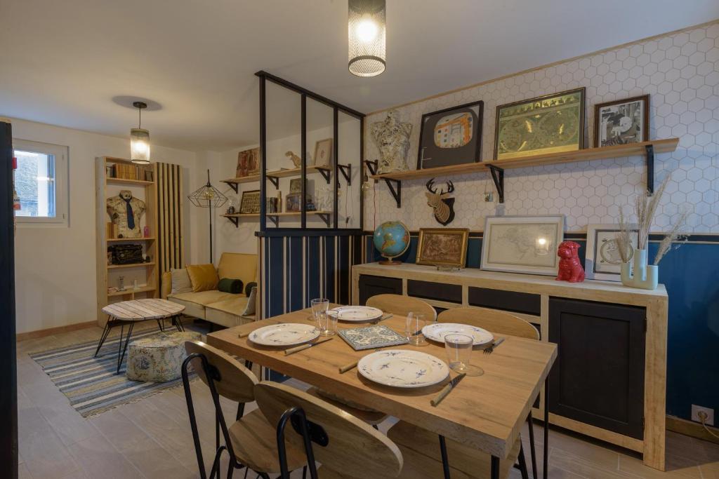 a dining room with a wooden table and chairs at Le Quincy - Maison à 10km de Disneyland in Quincy-Voisins