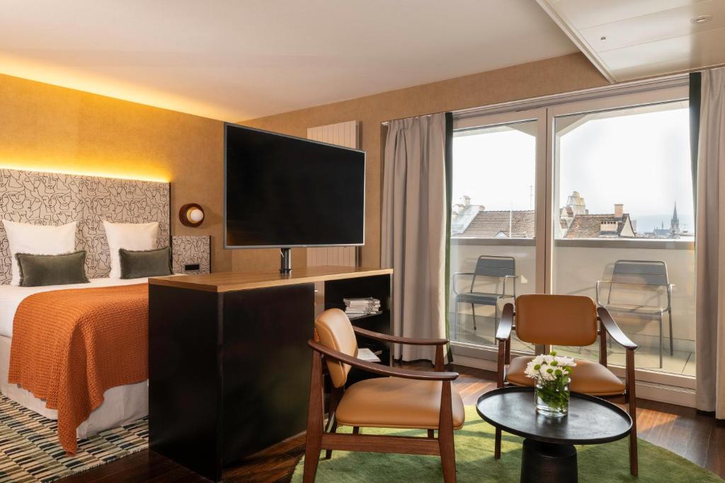Televisyen dan/atau pusat hiburan di Hotel D - Basel - Fully Renovated 2025