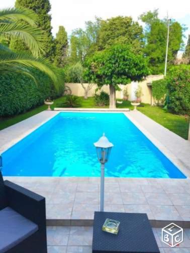 - une piscine bleue à côté dans l'établissement Appartement indépendant dans une villa, à Miramas