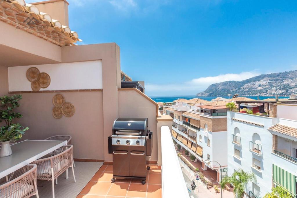 - Balcón con parrilla en un edificio en Fuerte Penthouse Great Location, en La Herradura