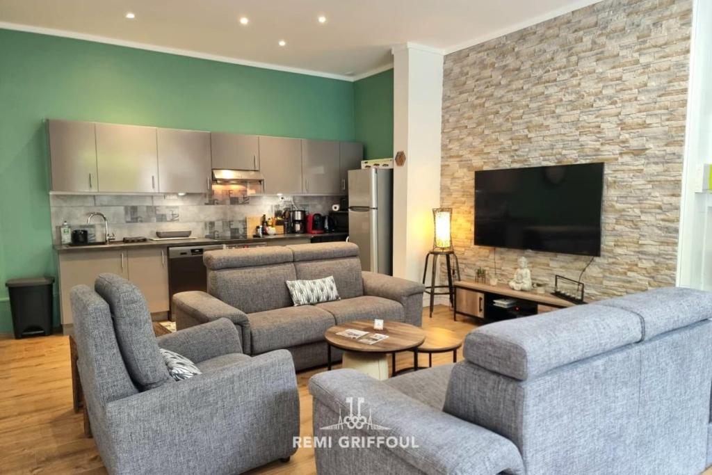 un salon avec deux canapés et une cuisine dans l'établissement The Wall City Center Terrace & Parking 4 Guests, à Honfleur