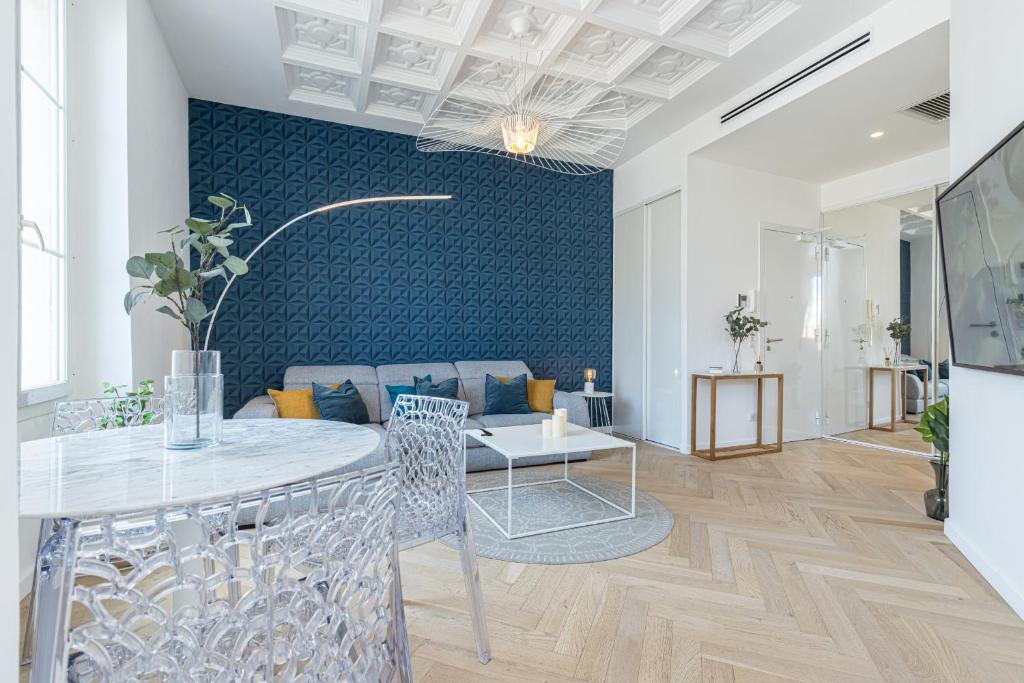 un salon avec une table et un canapé dans l'établissement 4 FRANCE - Magnifique 2p - Carre d Or - Clim, à Nice