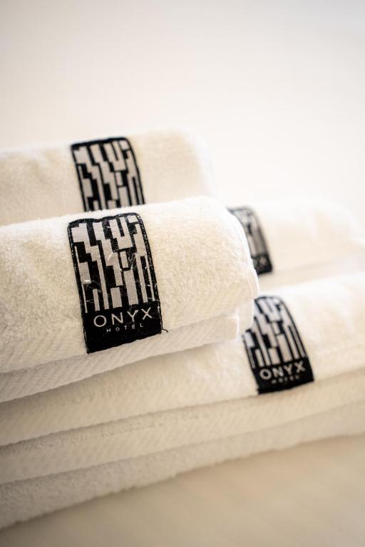 Postel nebo postele na pokoji v ubytování Onyx Hotel