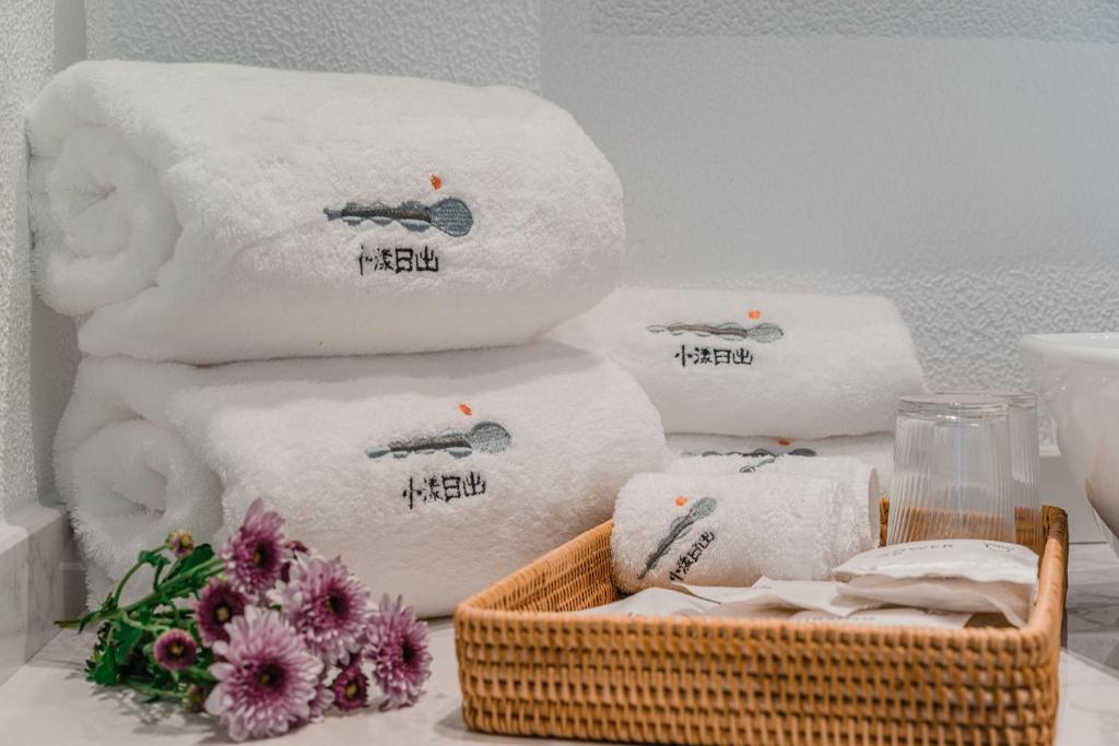 丽江丽江雪山奔鼓酒店（束河古镇店）的桌子上一篮子的毛巾