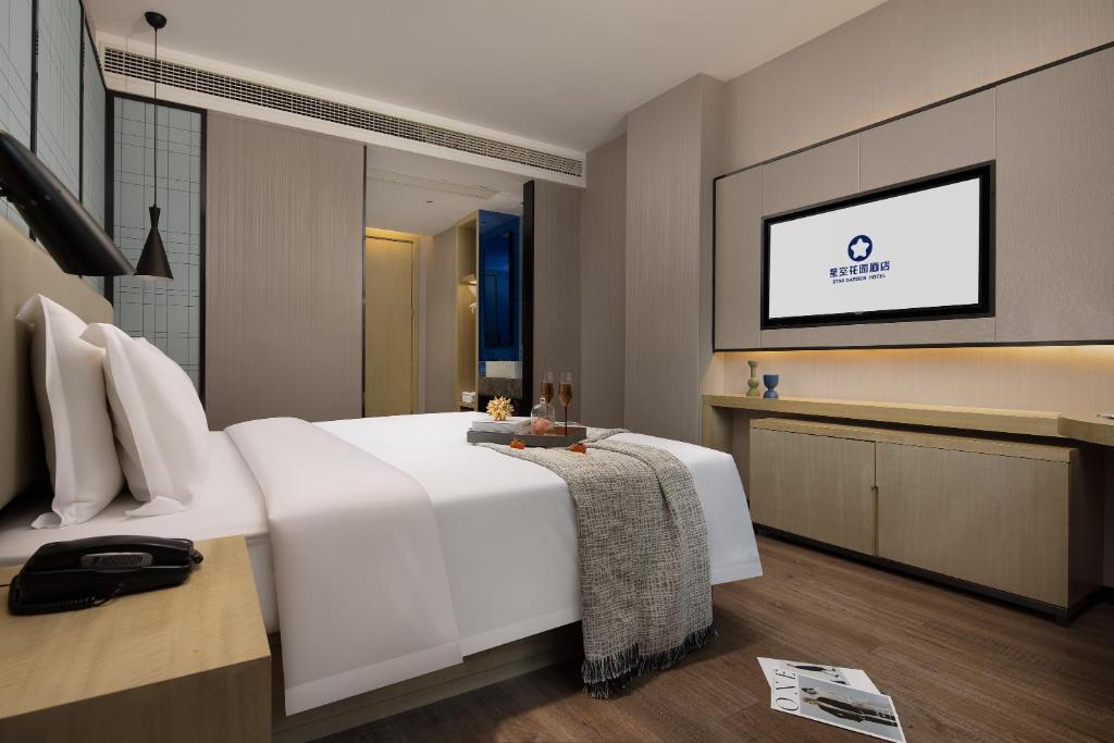Postel nebo postele na pokoji v ubytování Starry Sky Garden Hotel Wuhan Hankou Railway Station Zhuyeshan Subway Station Branch