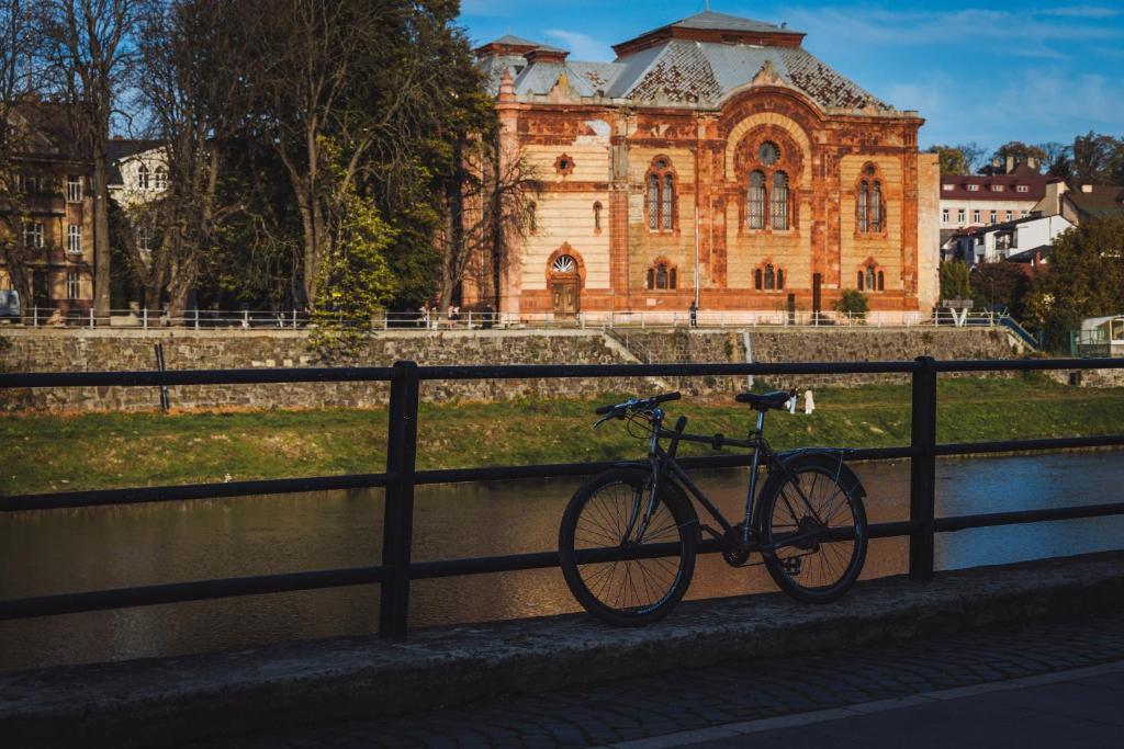 Jízda na kole v ubytování Emigrand Art Hotel nebo okolí