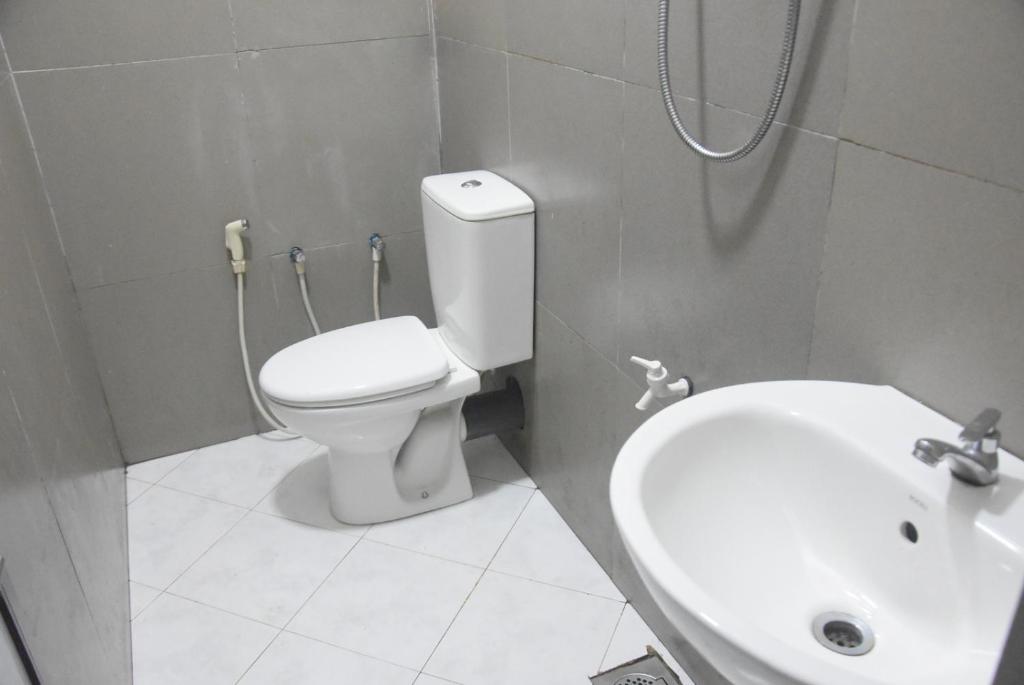 un bagno con un water e un lavandino di Haritha Kanda Rest a Bogawantalawa